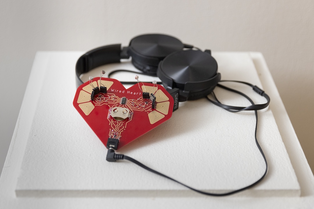 Layla Klinger, KHIRUR, 2023, Optic fibers, tent poles, LDR sensors, effect pedals, analog synthesizers, LEDs Layla Klinger, KHIRUR, 2023, Optic fibers, tent poles, LDR sensors, effect pedals, analog synthesizers, LEDs